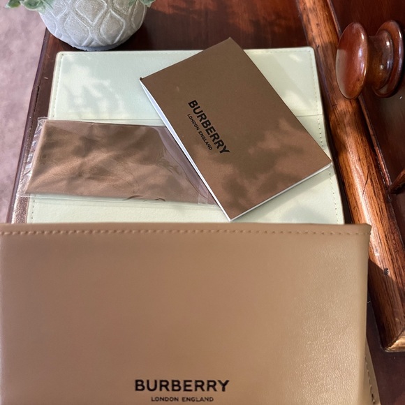 New Burberry Glasses Case with Cleaning Cloth - Picture 2 of 6